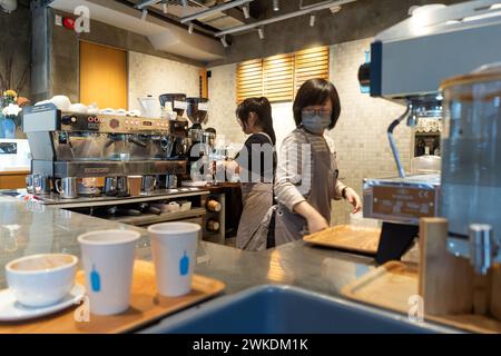 Hong Kong , décembre 2023 - intérieur du café dans le centre Banque D'Images