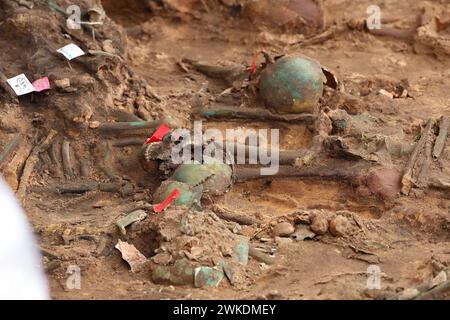 Nuremberg, Allemagne. 20 février 2024. Des restes humains se trouvent dans l'une des plus grandes tombes de peste découvertes en Allemagne. Les squelettes ont été découverts lors de travaux de construction sur le chantier d'une nouvelle maison de retraite. Crédit : Daniel Löb/dpa/Alamy Live News Banque D'Images