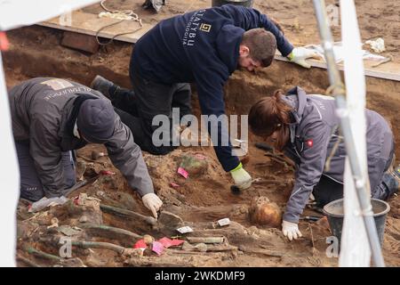 Nuremberg, Allemagne. 20 février 2024. Les archéologues fouillent les restes humains de l'une des plus grandes tombes de peste découvertes en Allemagne à ce jour. Les squelettes ont été découverts lors de travaux de construction sur le site d'une nouvelle maison de retraite. Crédit : Daniel Löb/dpa/Alamy Live News Banque D'Images