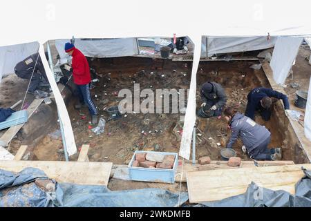 Nuremberg, Allemagne. 20 février 2024. Les archéologues fouillent les restes humains de l'une des plus grandes tombes de peste découvertes en Allemagne à ce jour. Les squelettes ont été découverts lors de travaux de construction sur le site d'une nouvelle maison de retraite. Crédit : Daniel Löb/dpa/Alamy Live News Banque D'Images