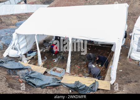 Nuremberg, Allemagne. 20 février 2024. Les archéologues fouillent les restes humains de l'une des plus grandes tombes de peste découvertes en Allemagne à ce jour. Les squelettes ont été découverts lors de travaux de construction sur le site d'une nouvelle maison de retraite. Crédit : Daniel Löb/dpa/Alamy Live News Banque D'Images