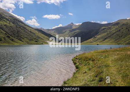 Paysage naturel autrichien de Tappenkarsee près de Kleinarl. Beau paysage en Autriche. Vue idyllique sur le lac alpin et l'herbe pendant la journée d'été. Banque D'Images