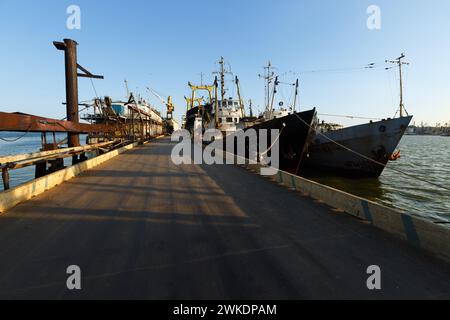 Pont flottant au chantier naval, entretien des navires en cours, industrie maritime, opérations logistiques à quai avec bateaux amarrés Banque D'Images