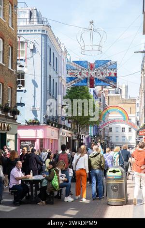 Carnaby Street est décorée pour le couronnement alors que Londres se prépare pour le couronnement du roi Charles III Banque D'Images