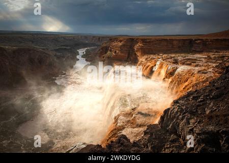 Grand Falls, le long de la rivière Little Colorado, coule avec les pluies de mousson et la fonte des neiges sur la nation Navajo dans le nord de l'Arizona. Banque D'Images