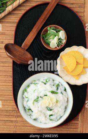 Porridge de riz aux sept herbes ou Nanakusa Gayu Banque D'Images