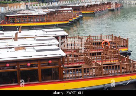 Fév 2024. Gros plan sur le quai de la flotte de bumboats commerciaux stationnaires le long de la rivière Singapore pendant la journée, Singapour. Banque D'Images