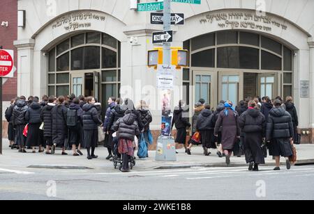 Les filles juives orthodoxes entrent dans leur lycée local quelques minutes avant la cloche d'ouverture. À Brooklyn, New York. Banque D'Images