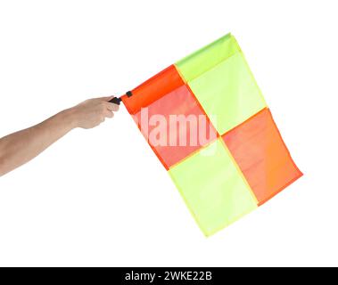 Arbitre tenant le drapeau linesman sur fond blanc, gros plan Banque D'Images