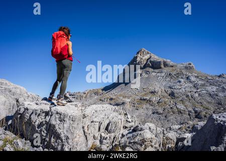 Femme observant le sommet, pic Anie, plateau calcaire de Larra, Pyrénées Navarre-françaises, Navarre, Navarre, Espagne. Banque D'Images