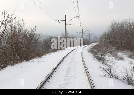 virage de la voie ferrée par une froide journée d'hiver Banque D'Images