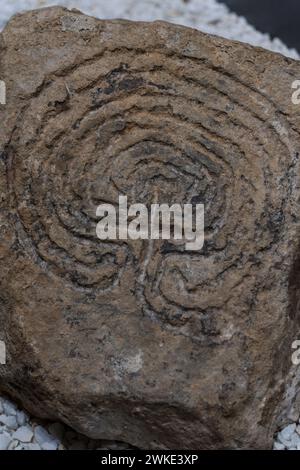 Stèle labyrinthe, VIIIe-XIe siècles, labyrinthe gravé dans la pierre, chemin de la perfection pour le salut, église romane de San Pantaleón, Musée de préhistoire et d'archéologie (MUPAC), Santander, Cantabrie, Espagne. Banque D'Images