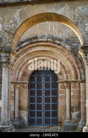 Église Santa Maria de Eunate , façade romane, XIIe siècle, vallée d'Ilzarbe, Navarre, Espagne. Banque D'Images