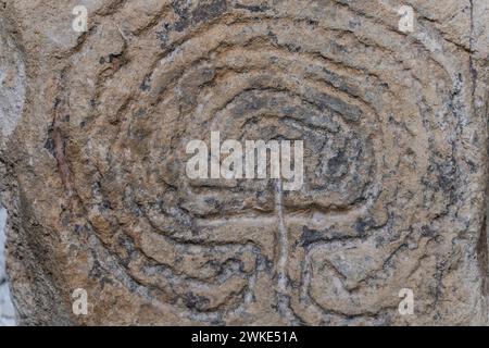 Stèle labyrinthe, VIIIe-XIe siècles, labyrinthe gravé dans la pierre, chemin de la perfection pour le salut, église romane de San Pantaleón, Musée de préhistoire et d'archéologie (MUPAC), Santander, Cantabrie, Espagne. Banque D'Images