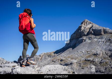 Femme observant le sommet, pic Anie, plateau calcaire de Larra, Pyrénées Navarre-françaises, Navarre, Navarre, Espagne. Banque D'Images