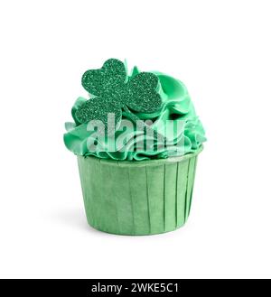 Prog Fête de Patrick. Savoureux cupcake avec topper de feuilles de trèfle vert et crème isolé sur blanc Banque D'Images