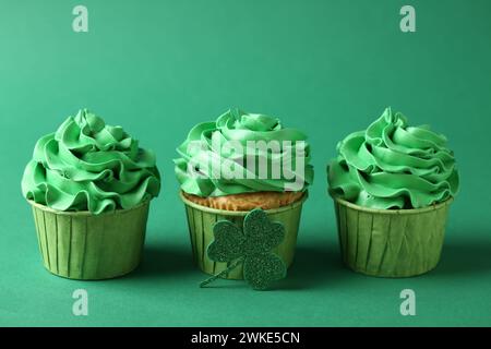 Prog Fête de Patrick. Cupcakes savoureux sur fond vert Banque D'Images