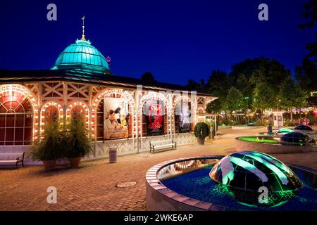 Vue de nuit du Glass Hall Theater dans le parc d'attractions historique - jardins Tivoli à Copenhague, Danemark Banque D'Images