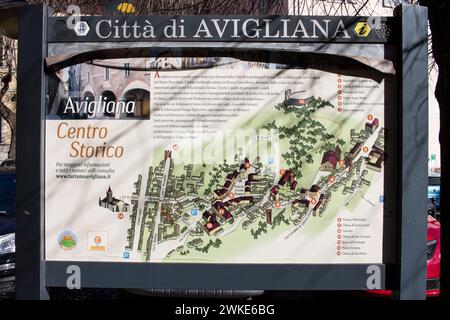 Carte du centre historique d'Avigliana (Turin) sur la place principale. Banque D'Images