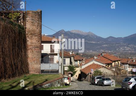 Vestiges des murs défensifs du centre historique médiéval d'Avigliana. La vue s'étend sur les montagnes de la basse vallée de Susa dans le Piémont Banque D'Images