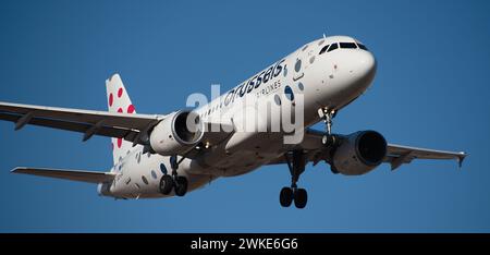 Tenerife, Espagne 18 février 2024. Airbus A320-214 Brussels Airlines vole dans le ciel bleu. Atterrissage à l'aéroport de Tenerife Banque D'Images