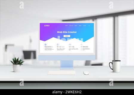 L'écran d'ordinateur moderne sur le bureau présente l'interface violet-bleu Web site Creator avec des icônes de conception responsive, mise en page minimaliste, chargement rapide, SEO opt Banque D'Images