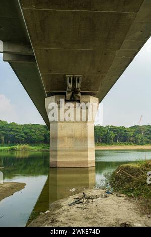 Support en béton armé pour pont routier. Banque D'Images
