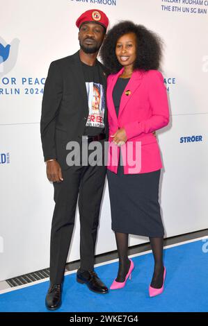 Bobi Wine mit Ehefrau Barbie Kyagulanyi BEI der Cinema for Peace Gala 2024 im WECC - Westhafen Event & Convention Center. Berlin, 19.02.2024 *** Bobi Wine avec sa femme Barbie Kyagulanyi au Gala Cinéma pour la paix 2024 au WECC Westhafen Event Convention Center Berlin, 19 02 2024 Foto:Xn.xKubelkax/xFuturexImagex cinema for Peace 4316 Banque D'Images