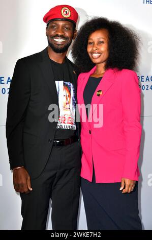 Bobi Wine mit Ehefrau Barbie Kyagulanyi BEI der Cinema for Peace Gala 2024 im WECC - Westhafen Event & Convention Center. Berlin, 19.02.2024 *** Bobi Wine avec sa femme Barbie Kyagulanyi au Gala Cinéma pour la paix 2024 au WECC Westhafen Event Convention Center Berlin, 19 02 2024 Foto:Xn.xKubelkax/xFuturexImagex cinema for Peace 4317 Banque D'Images