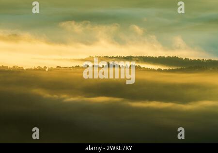 Brouillard matinal sur la vallée de Roncal, de Alto de Coronas, Navarre, Espagne. Banque D'Images
