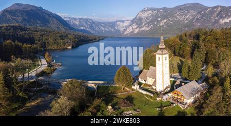 Église San Juan Bautista et pont roman. ,Lac Bohinj dans le parc national du Triglav, alpes juliennes, Slovénie, Europe centrale,. Banque D'Images