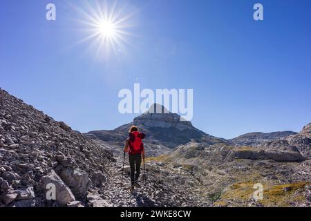 Randonneur marchant sous un soleil chaud, Anie pic, plateau calcaire de Larra, Navarre-Pyrénées françaises, Navarre, Espagne. Banque D'Images