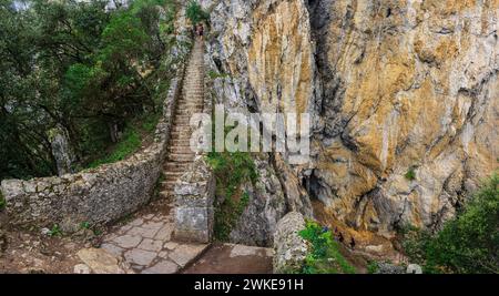 Ascension des escaliers du phare Del Caballo, montagne Buciero, Santoña, Cantabrie, Espagne. Banque D'Images