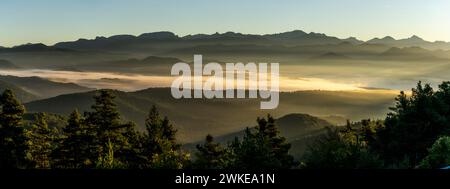 Brouillard matinal sur la vallée de Roncal, de Alto de Coronas, Navarre, Espagne. Banque D'Images