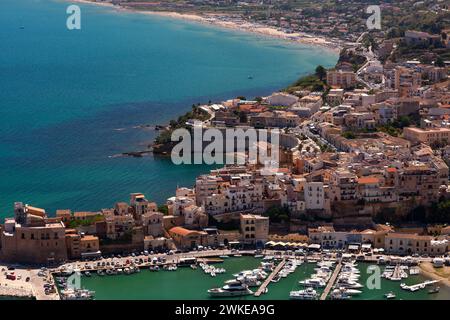 Vue panoramique aérienne de la ville de Castellammare del Golfo, Trapani, Sicile Banque D'Images