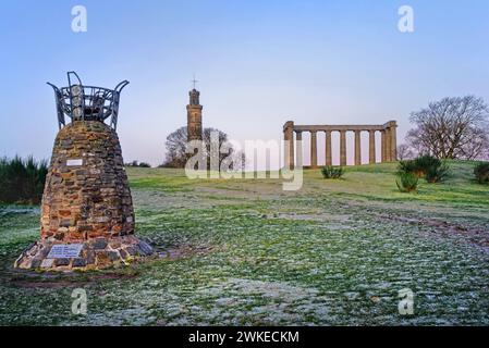 Royaume-Uni, Écosse, Édimbourg, Calton Hill, démocratie Cairn, monument Nelson et Monument national d'Écosse. Banque D'Images