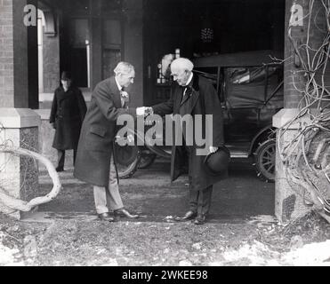 Henry Ford serrant la main d'Edison devant Glenmont pour le 80e anniversaire de ce dernier Banque D'Images