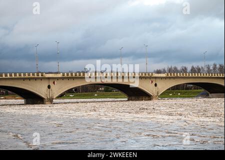 Une énorme charge de glace dans la rivière Lielupe près du pont routier à Jelgava, Lettonie. Banque D'Images