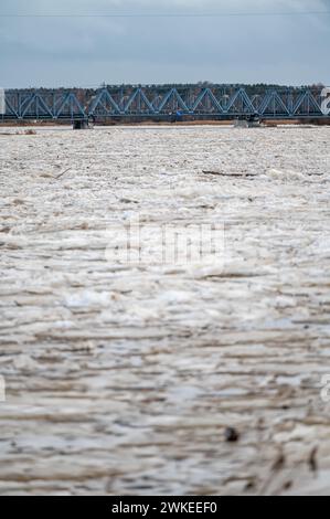 Une énorme charge de glace dans la rivière Lielupe près du pont ferroviaire à Jelgava, Lettonie. Banque D'Images