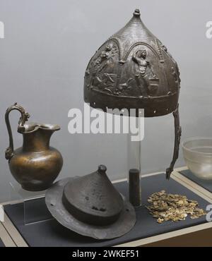 Casque, patron de bouclier, pichet de trèfle et écailles d'une cuirasse utilisée à l'époque romaine (lorica squamata). Bronze. Ier siècle après JC. D'une tombe attribuée à un soldat romain. Kara Agach (aujourd'hui Bryastovets), région de Bourgas, Bulgarie. Musée archéologique national. Sofia. Bulgarie. Banque D'Images