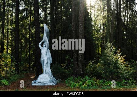 © Jan Schmidt-Whitley/le Pictorium/MAXPPP - Druskininkai 19/02/2024 Jan Schmidt-Whitley/le Pictorium - 19/02/2024 - lituanie/les pays baltes/Druskininkai - Statue sovietique avec l'inscription en litaunien et russe : gloire aux heros de 1941. Le parc Grutas est un musee de plein air presentant une collection de statues et d'autres objets emblematiques de l'ere sovietique. Il a ete fonde en 2001 a environ 130 km au sud-ouest de Vilnius. - Valeurs actuelles out, no jdd, jdd out, RUSSIA OUT, NO RUSSIA #norussia/19/02/2024 - lituanie/Baltic Countries/Druskininkai - stat soviétique Banque D'Images