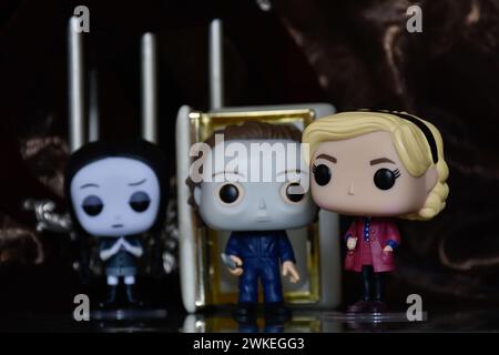 Funko Pop figurines de mercredi Addams, tueur en série Michael Myers de Halloween et Sabrina Spellman. Colonnes, crypte sombre, cercueil blanc Banque D'Images