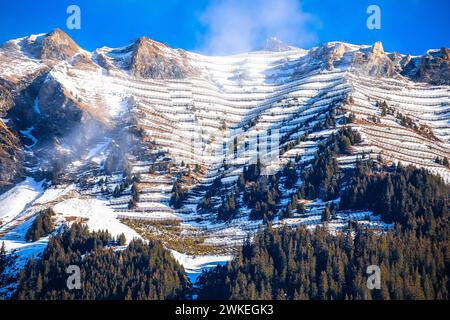 Clôture de protection contre les avalanches sur le pic alpin au-dessus de la vue de Wengen, Alpes en Suisse Banque D'Images