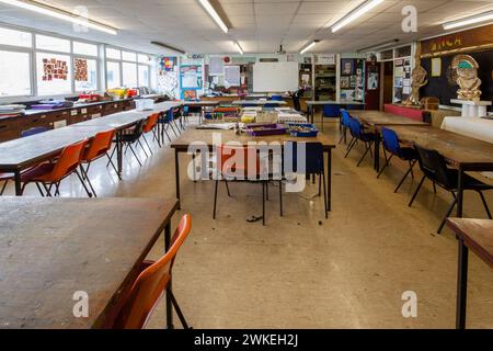 Une salle de classe d'art dans une école de construction des années 1960 au pays de Galles, Royaume-Uni Banque D'Images