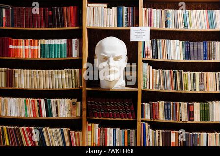 © Jan Schmidt-Whitley/le Pictorium/MAXPPP - Druskininkai 19/02/2024 Jan Schmidt-Whitley/le Pictorium - 19/02/2024 - lituanie/les pays baltes/Druskininkai - un buste de Lenine dans une bibliotheque. Le parc Grutas est un musee de plein air presentant une collection de statues et d'autres objets emblematiques de l'ere sovietique. Il a ete fonde en 2001 a environ 130 km au sud-ouest de Vilnius. - Valeurs actuelles out, no jdd, jdd out, RUSSIA OUT, NO RUSSIA #norussia/19/02/2024 - lituanie/Baltic Countries/Druskininkai - livres soviétiques et buste de Lénine. Grutas Park est un Banque D'Images