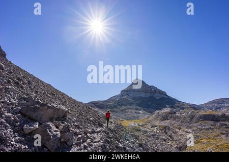 Randonneur marchant sous un soleil chaud, Anie pic, plateau calcaire de Larra, Navarre-Pyrénées françaises, Navarre, Espagne. Banque D'Images