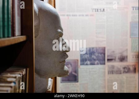 © Jan Schmidt-Whitley/le Pictorium/MAXPPP - Druskininkai 19/02/2024 Jan Schmidt-Whitley/le Pictorium - 19/02/2024 - lituanie/les pays baltes/Druskininkai - un buste de Lenine. Le parc Grutas est un musee de plein air presentant une collection de statues et d'autres objets emblematiques de l'ere sovietique. Il a ete fonde en 2001 a environ 130 km au sud-ouest de Vilnius. - Valeurs actuelles out, no jdd, jdd out, RUSSIA OUT, NO RUSSIA #norussia/19/02/2024 - lituanie/Baltic Countries/Druskininkai - Un buste de Lénine. Grutas Park est un musée en plein air présentant une collection de Banque D'Images