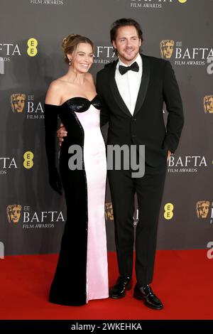 Margot Robbie et Tom Ackerley assistent aux EE BAFTA film Awards 2024 au Royal Festival Hall de Londres. Banque D'Images