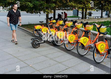 Jan Schmidt-Whitley/le Pictorium - illustrations de, Lituanie. 19 février 2024. lituanie/pays baltes/Vilnius - vélos en libre-service dans les rues de Vilnius. Crédit : LE PICTORIUM/Alamy Live News Banque D'Images