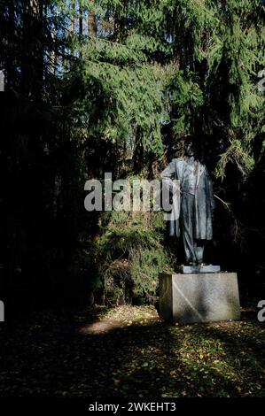 © Jan Schmidt-Whitley/le Pictorium/MAXPPP - Druskininkai 19/02/2024 Jan Schmidt-Whitley/le Pictorium - 19/02/2024 - lituanie/les pays baltes/Druskininkai - Statue de Lenine. Le parc Grutas est un musee de plein air presentant une collection de statues et d'autres objets emblematiques de l'ere sovietique. Il a ete fonde en 2001 a environ 130 km au sud-ouest de Vilnius. - Valeurs actuelles out, no jdd, jdd out, RUSSIA OUT, NO RUSSIA #norussia/19/02/2024 - lituanie/Baltic Countries/Druskininkai - Statue de Lénine. Grutas Park est un musée en plein air présentant une collection de St Banque D'Images